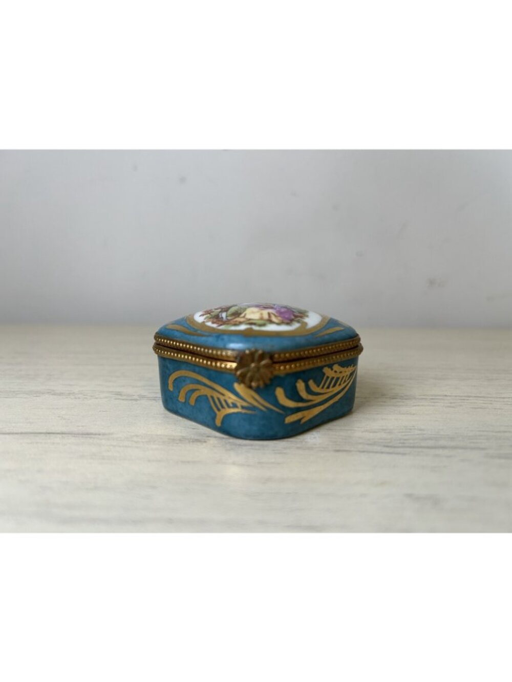 LIMOGES FRANCE BOX Vintage Blue Woman And Man Trinket Box Porcelain Serenade - Picture 4 of 12